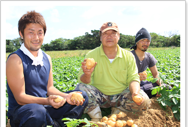 竹富町の高田見誠さん（中央）