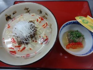 沖縄そばのタンタン麺と田芋万頭