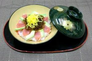 もずく入りマグロとアボカドの漬け丼