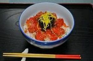 もずくときのこを入れた秋鮭の親子丼