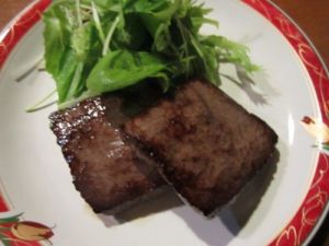 県産和牛もも肉のステーキ、わさび醤油で