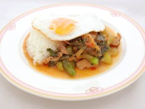 豚肉のバジル炒めのランチプレート