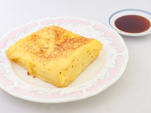 フレンチトースト、黒蜜糖とピパーチ風味