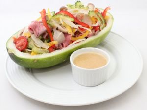 冬瓜鉢の牛肉サラダ