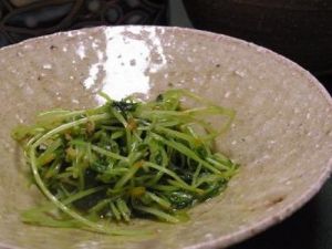 豆苗の塩にんにく炒め　×　黒潮源流塩