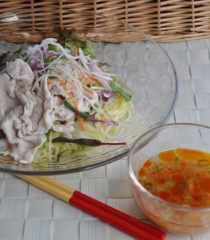 冷麺豚しゃぶのマテ茶ソース添え