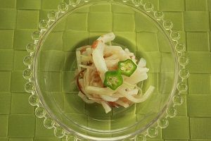 イカと野菜の梅肉あえ