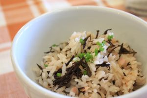 与那原産ひじきと桜海老の炊き込みご飯