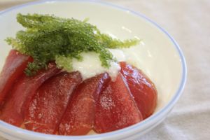 マグロの漬け丼～海ぶどう・とろろ添え～