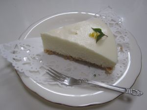 レモン風味のレアチーズケーキ