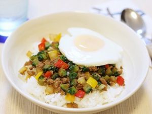 ゴーヤーたっぷり甘辛カレーそぼろのせご飯