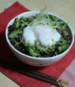 ゴーヤのピリ辛肉そぼろ丼