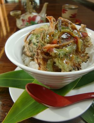 ピリ辛ソースのゴーヤともずくの掻揚げ丼