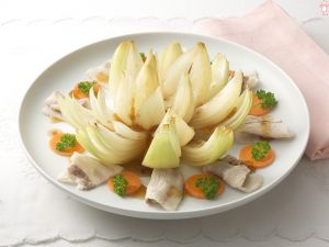 丸ごと玉ねぎの温サラダ