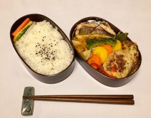 豆腐バーグとグルクンのスパイスソース添え