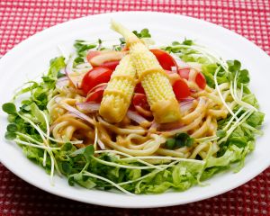 沖縄そばと野菜のピーナッツソースサラダ