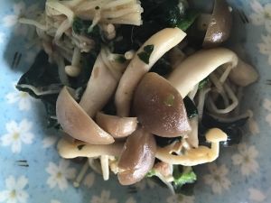 しめじとエノキのゴマ風味和え