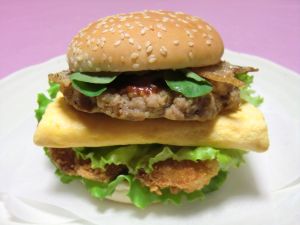 うちな～クンチバーガー